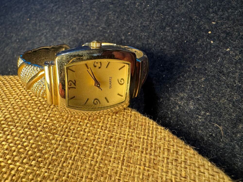 Geneva Women's Gen559K Gold Tone Watch